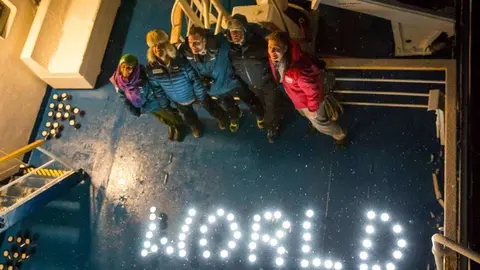 Una de las palabras escritas con luz que integraban el mensaje del Team Zayed desde la Antártida. (WAM)