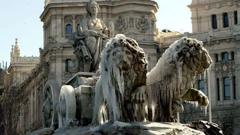 La Fuente de Cibeles helada en Madrid.