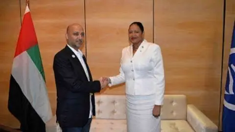 El embajador de EAU en Cuba junto a la representante de Santa Lucía. (WAM)