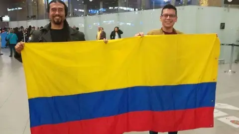 El profesor colombiano Luis Miguel Bermúdez (derecha) antes de volar a Dubai. (Twitter)