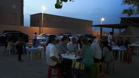 Terraza del restaurante Bu Qtair.