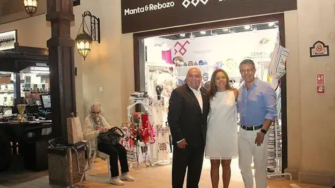 Cecilia Romero, junto a Francisco Alonso -izquierda- y José Toledo -derecha-, ante la nueva tienda de Manta y Rebozo en Madinat Jumeirah. (EL CORREO)