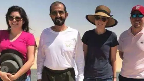 El jeque Mohammed posó con la familia en una foto de recuerdo.