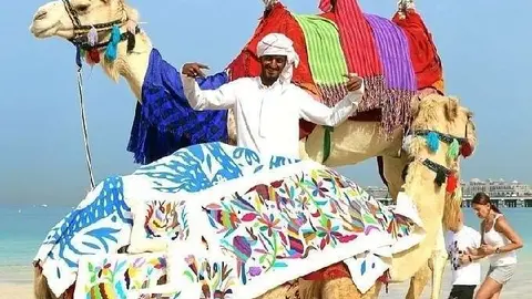 Productos de Manta y Rebozo en la playa de Dubai. (Cedida)