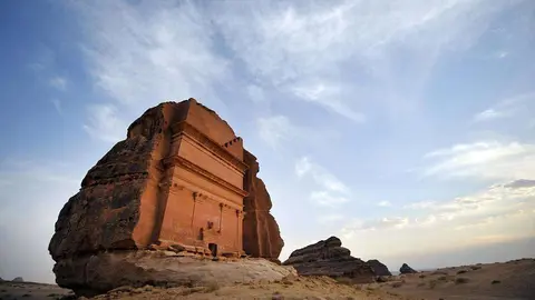 Montañas de piedra arenisca rosa tallada en el sitio arqueológico nabateo de al-Hijr (Madain Saleh), cerca de la ciudad noroccidental de al-Ula, Arabia Saudita.