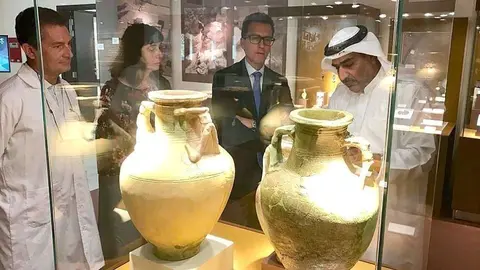 El exembajador de España en Emiratos, Antonio Álvarez Barthe, durante su visita al Centro arqueológico de Mleiha, junto a Carmen del Cerro y Miguel Ángel Núñez. (Embajada de España EAU)