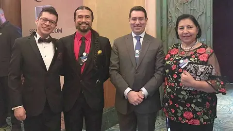 El embajador Faihan Al Fayez -segundo por la derecha- junto a los profesores colombianos seleccionados entre los mejores del mundo. (Cedida)