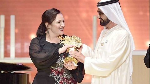 El jeque Mohamed bin Rashid Al Maktoum entrega a la profesora inglesa Andria Zafirakou el premio como mejor docente del mundo en 2018. (Cedida)