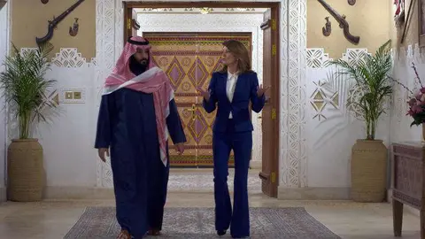 El príncipe heredero de Arabia Saudita, Mohammed bin Salman, con Norah O'Donnell de la CBS.