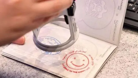 El sello de la felicidad en los pasaportes que entren y salgan de Emiratos.