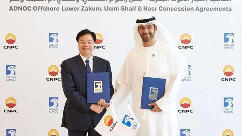 El director general del grupo Adnoc, Sultan Al Jaber, junto al representante chino.