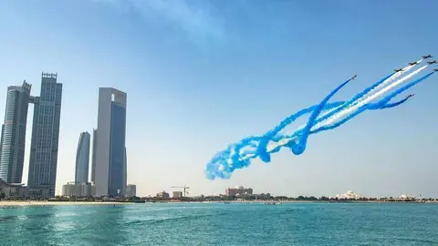 En primer plano el edificio de ADNOC en Abu Dhabi.