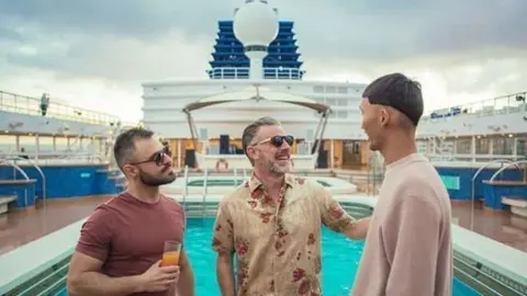 Tres hombres en la cubierta de un crucero.