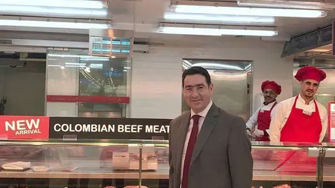 El embajador de Colombia, ante un expositor de carne colombiana en un supermercado de Emiratos Árabes. (Cedida)