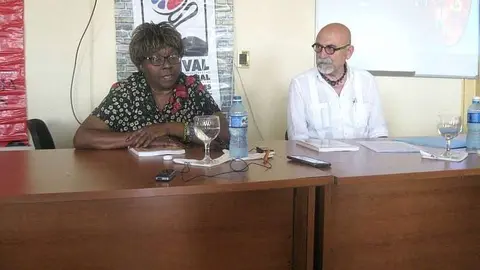Lázara Herrera y Jesús Cosano, en la presentación del libro 'Los Invisibles'. (Sergio Martínez)