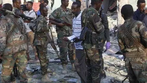 Fuerzas de Somalia en el lugar del atentado.