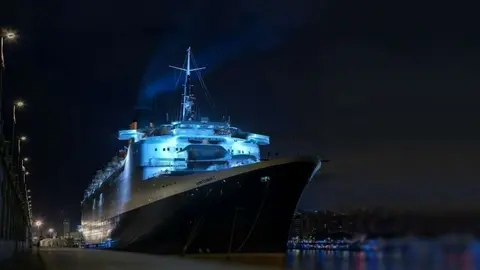 El Queen Elizabeth 2 en Port Rashid de Dubai.