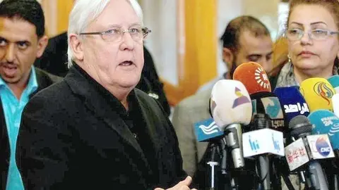 En la foto de AFP, el enviado Especial de las Naciones Unidas a Yemen, Martin Griffiths, habla con la prensa a su llegada al aeropuerto internacional de Saná el 24 de marzo de 2018. 