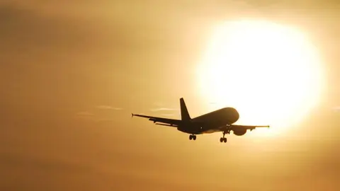Una imagen de un avión comercial.