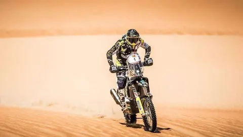 Pablo Quintanilla en las dunas del desierto de Liwa.