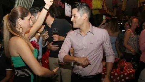 Baile por sevillanas en la pasada edición de la Feria de Abril en Casa de Tapas. (EL CORREO)