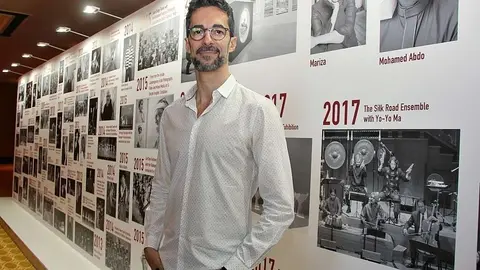 El director de la compañía posando en las instalaciones del Festival de Abu Dhabi. (ELCORREO)