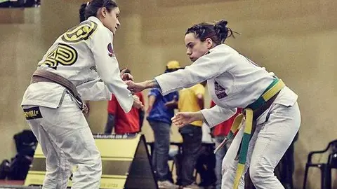 A la derecha de la imagen, la luchadora paraguaya.