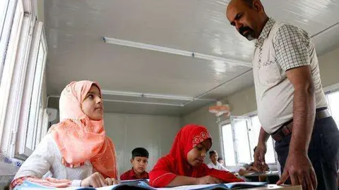Malak atiende a un profesor. (AFP)