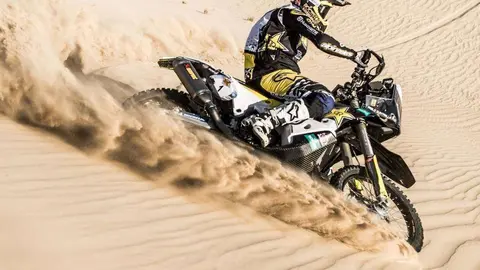 Pablo Quintanilla en las dunas del desierto de Abu Dhabi.