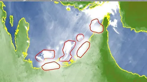 Emiratos ha amanecido este Viernes Santo con niebla sobre la costa. (NCM)