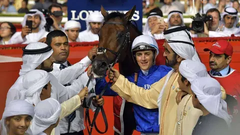 En la imagen de AFP, el jeque Mohammed bin Rashid propietario del caballo ganador en la Dubai Wolrd Cup.