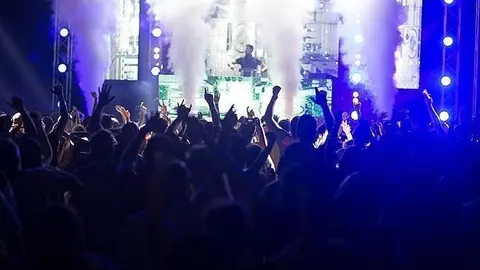 Megafiesta en la playa de RAK.