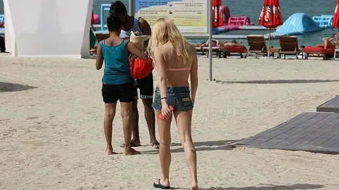 Bañistas en la playa de JBR en Dubai. (EL CORREO)
