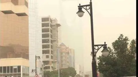 Una imagen de la tormenta de arena a su paso por Riad. (Gustavo Pérez)