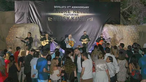 Actuación de los Gipsy Kings de Andre Reyes en el 17 aniversario del Seville's. (Alicia Bassa / EL CORREO)