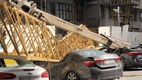 La grúa cayó sobre los vehículos estacionados en la zona.