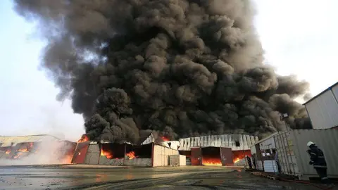En la imagen de Reuters, bomberos tratan de apagar el fuego en el puerto de Al Hudeidah.
