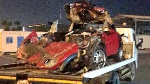 Estado en el que quedó el vehículo tras el impacto con el camión. (Instagram)