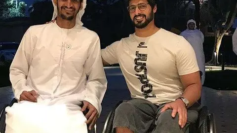 El oficial herido fue recibido en casa por Sheikh Zayed bin Hamdan. (Instagram)