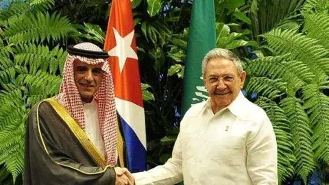 Al Jubeir y el presidente de Cuba durante su encuentro en La Habana.