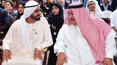 El gobernante de Dubai junto al ministro de Exteriores de Bahréin durante el Arab Media Forum.