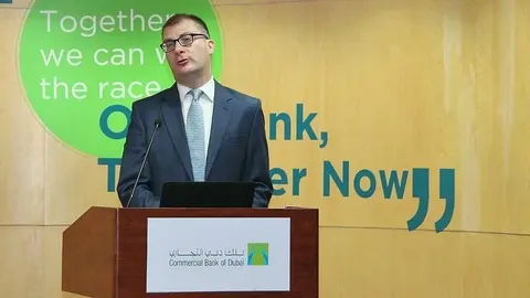 Oliver Cornock, durante la presentación de 'The Report Dubai 2018'. (Alicia Bassa / EL CORREO)