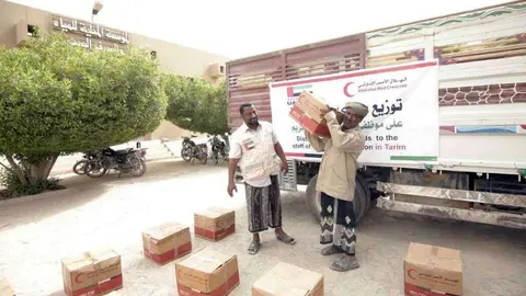 Entrega de ayuda alimentaria de la Media Luna Roja de Emiratos en Hadramaut. (WAM)