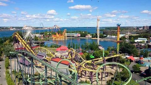 Uno de los parques de atracciones de Six Flags. (Six Flags, Facebook)