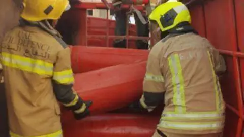 A modo ilustrativos bomberos en Emiratos Árabes (Defensa Civil de Ajman)