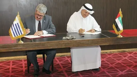 Firma del memorando de entendimiento entre el viceministro uruguayo de Exteriores y el ministro asistente de Exteriores de Emiratos. (EL CORREO)