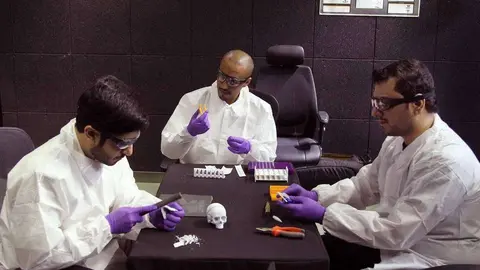 Agentes de la Policía de Abu Dhabi trabajando con muestras impresas en 3D. (WAM)