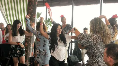 Entre las espontáneas al baile estaban Paula y Laura. (EL CORREO)