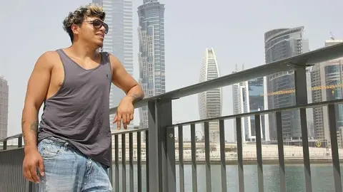 El colombiano Julián Moreno con la vista perdida entre los rascacielos del Business Bay en Dubai. (EL CORREO)