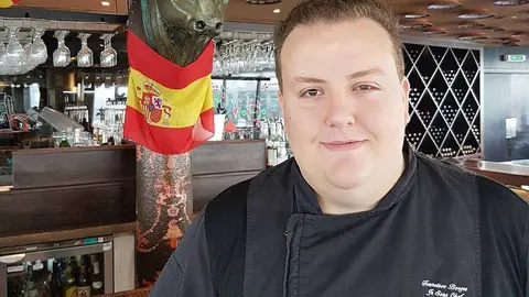 El chef Francisco Javier Benedicto Borges, en el restaurante Casa de Tapas de Dubai. (EL CORREO)